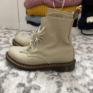 Dr Martens in beige. Like new. Size 9